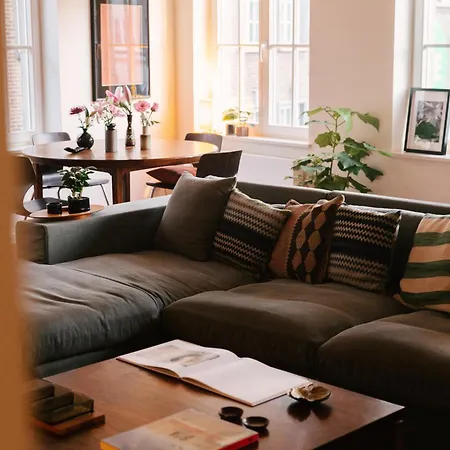 A Place - Boutique & Flats - Leeuwenstraat 20 *